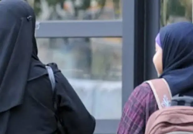 « Virus et cause d’échec scolaire », la France se déchaîne contre l’abaya