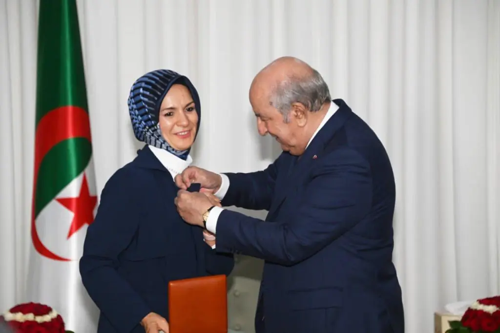 Tebboune décerne la médaille de l&rsquo;Ordre du Mérite national à l&rsquo;ambassadrice turque qui quitte Alger