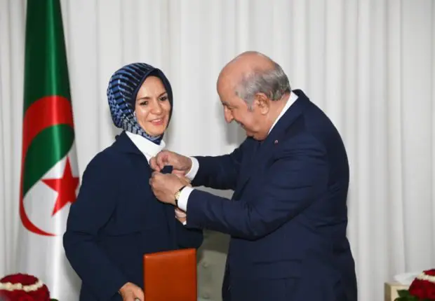Tebboune décerne la médaille de l’Ordre du Mérite national à l’ambassadrice turque qui quitte Alger