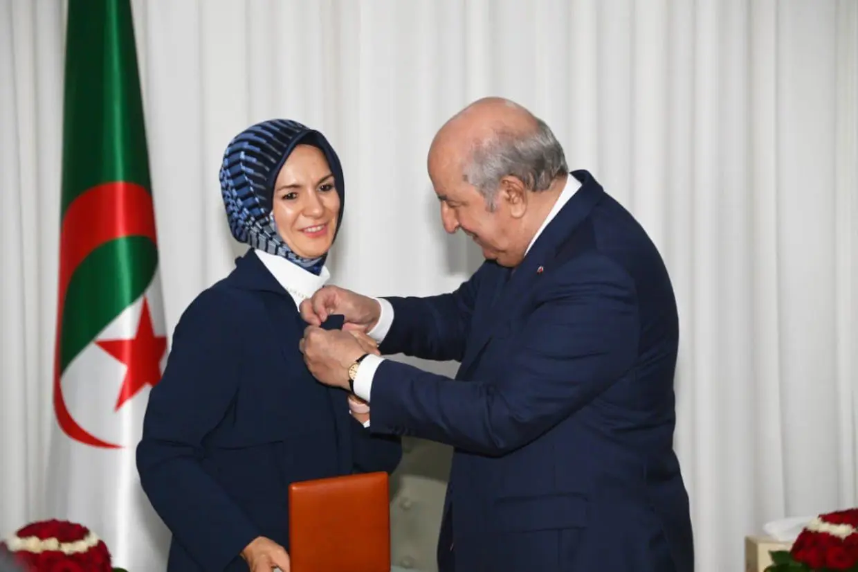 Tebboune décerne la médaille de l’Ordre du Mérite national à l’ambassadrice turque qui quitte Alger