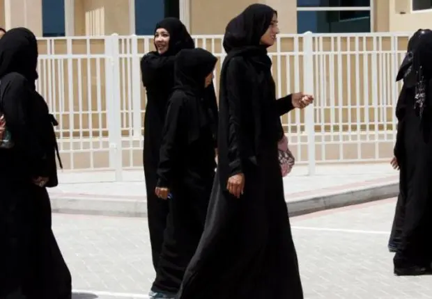 77 % des français opposés au port de l&rsquo;abaya dans les écoles (Sondage)