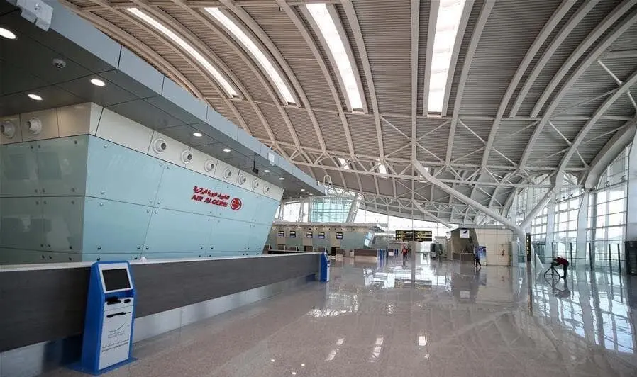 Aéroport d’Alger : un agent d’entretien condamné après avoir volé 70 euros à une policière