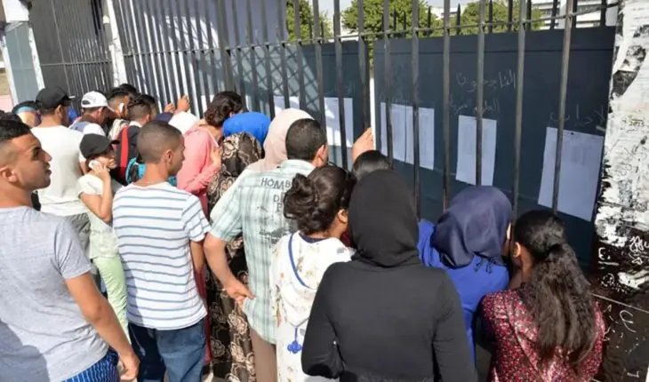 Affichage des résultats du BAC en Algérie.
