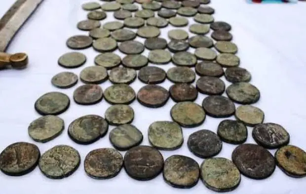 Contrebande d’objets historiques : plus de 100 pièces récupérées et 2 individus arrêtés