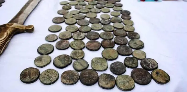 Contrebande d’objets historiques : plus de 100 pièces récupérées et 2 individus arrêtés