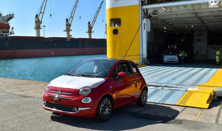 Une Fiat 500 rouge débarque au port de Jijel, en Algérie.