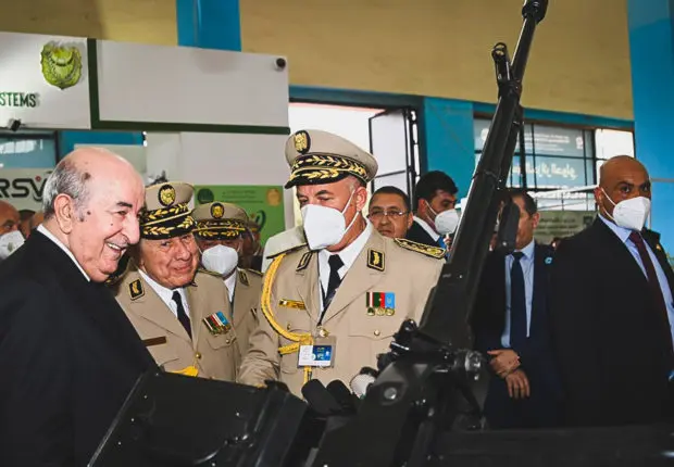 [Photos] Le ministère de la Défense expose la première mitrailleuse 100% algérienne