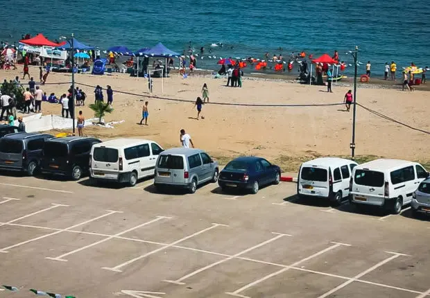 Jusqu’à 700 DA pour une place : le « racket » des parkingueurs des plages légalisé