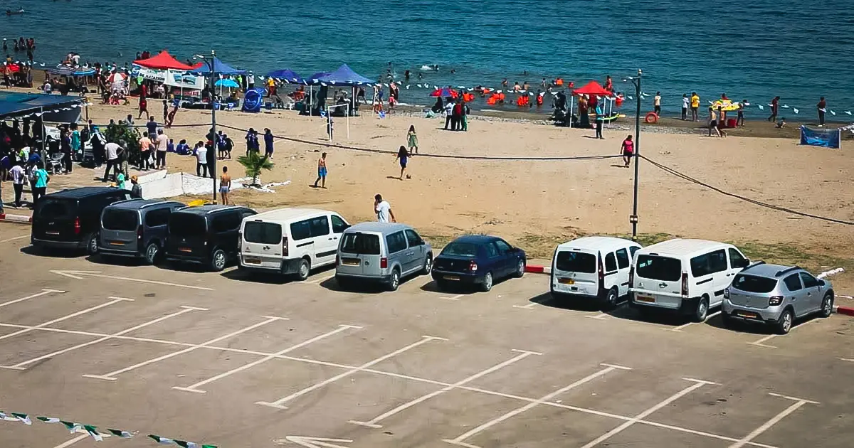 Jusqu’à 700 DA pour une place : le « racket » des parkingueurs des plages légalisé
