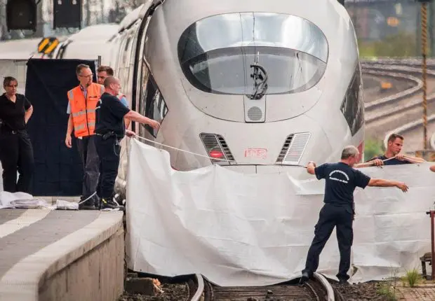 Poussée devant un train en marche, une Algérienne de 52 ans meurt tragiquement à Paris
