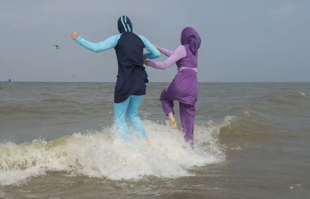 En France, un arrêté anti-burkini sur les plages suspendu par le Conseil d&rsquo;État