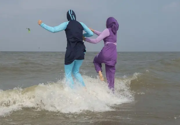 En France, un arrêté anti-burkini sur les plages suspendu par le Conseil d’État