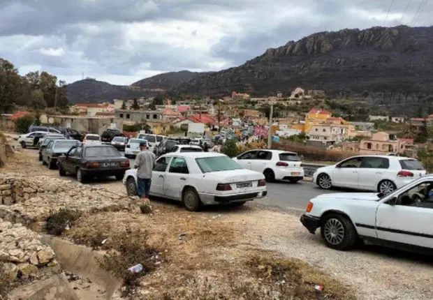 Des centaines de touristes algériens bloqués à la frontière tunisienne