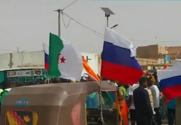 Niger : des manifestant brandissent le drapeau algérien, symbole de la « liberté » (Vidéo)