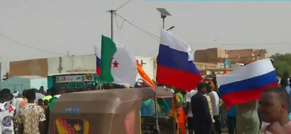 Niger : des manifestant brandissent le drapeau algérien, symbole de la « liberté » (Vidéo)