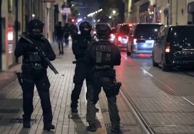 Suspectés d’avoir tué un Algérien, 3 policiers du RAID placés en garde à vue en France