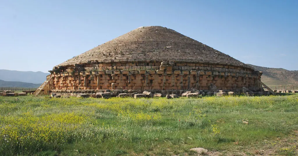 Restauration du mausolée d’Imedghassen : des experts américains à pied d’œuvre à Batna