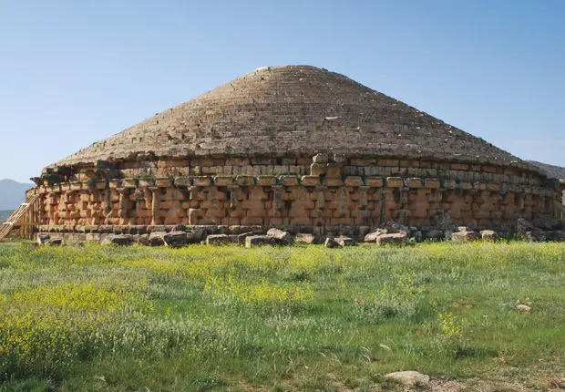 Restauration du mausolée d’Imedghassen : des experts américains à pied d’œuvre à Batna