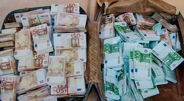 Les services de douanes saisissent plus de 160 000 euros après l’inspection d’un bus