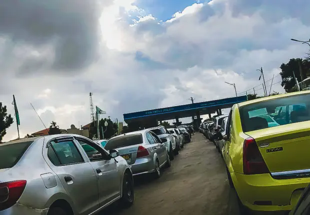 Oum Teboul est saturée : la ruée des Algériens vers la Tunisie reprend de plus belle