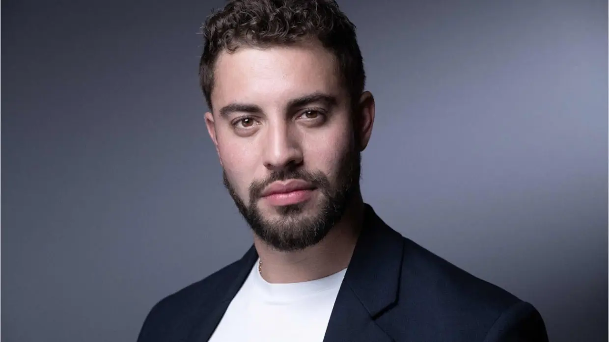 D’origine algérienne, l’acteur Marwan Berreni activement recherché en France