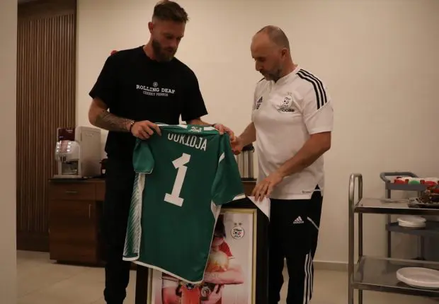 Equipe d’Algérie : Oukidja révèle la raison de sa retraite internationale