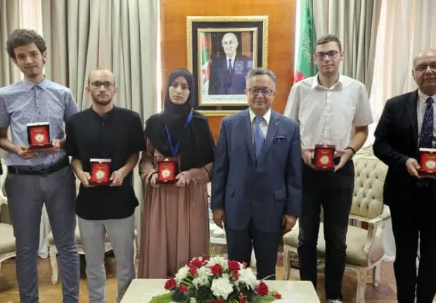 Baddari honore les étudiants algériens primés à la Compétition internationale de mathématiques