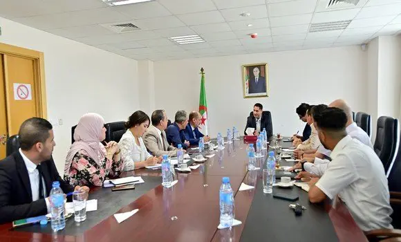 Mohamed Laagab se réunit avec les représentants des syndicats du secteur de la communication