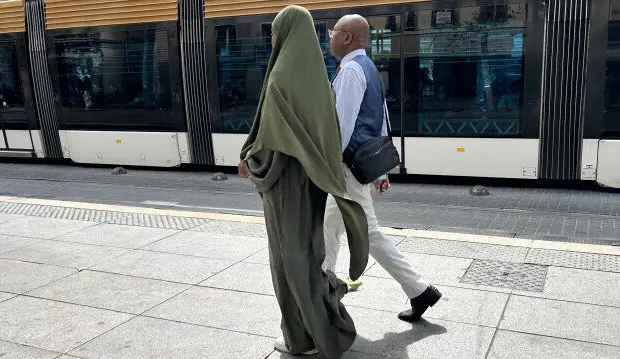 Les enseignants et étudiants d’un lycée français entrent en grève contre l’interdiction de l’abaya