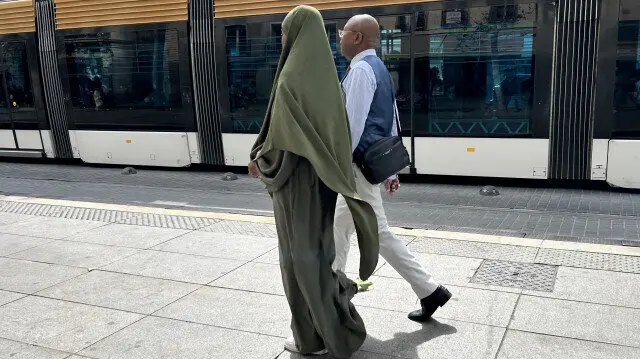 Les enseignants et étudiants d’un lycée français entrent en grève contre l’interdiction de l’abaya