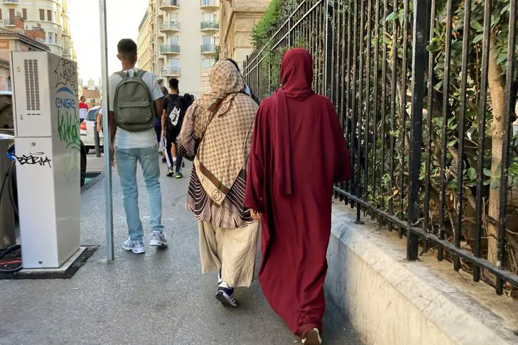 Le Conseil d’État approuve l’interdiction de l’abaya dans les écoles en France