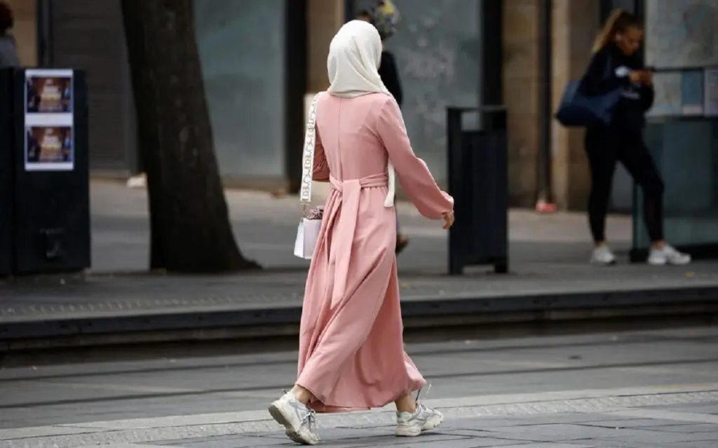 La France interdit le port de l’abaya à l’école : quelles sont les règles actuelles en Europe ?