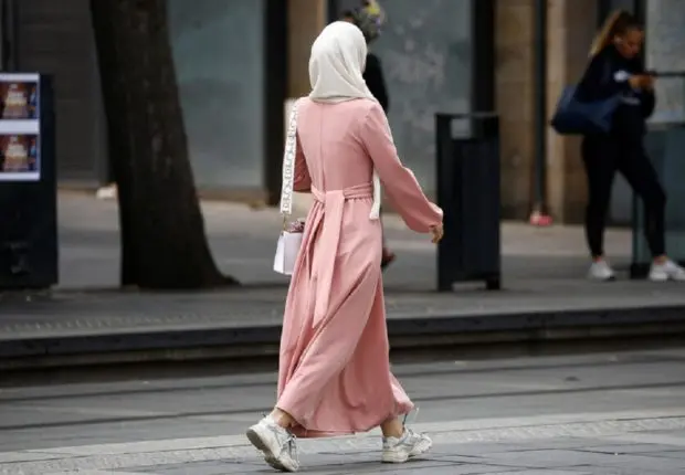 La France interdit le port de l’abaya à l’école : quelles sont les règles actuelles en Europe ?