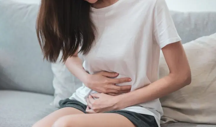 Femme qui souffre de douleurs menstruelles.