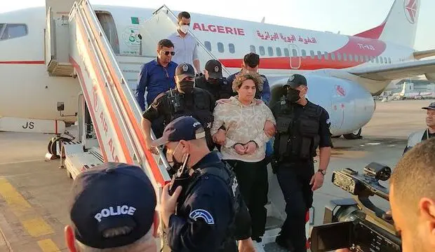 Extradition de l’Allemagne vers l’Algérie de l’escroc présumé Belhasni Yakoub (Vidéo)