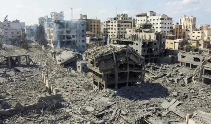 Maisons et bâtiments détruits par les frappes israéliennes dans la ville de Gaza.