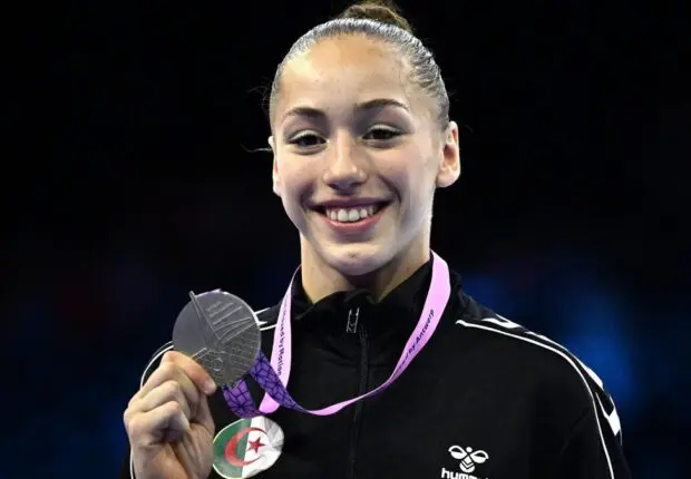 La gymnaste algérienne Kaylia Nemour gagne la médaille d’argent au Championnat du monde