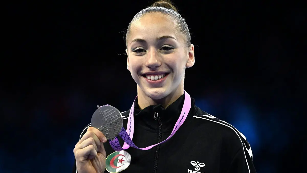 La gymnaste algérienne Kaylia Nemour gagne la médaille d’argent au Championnat du monde