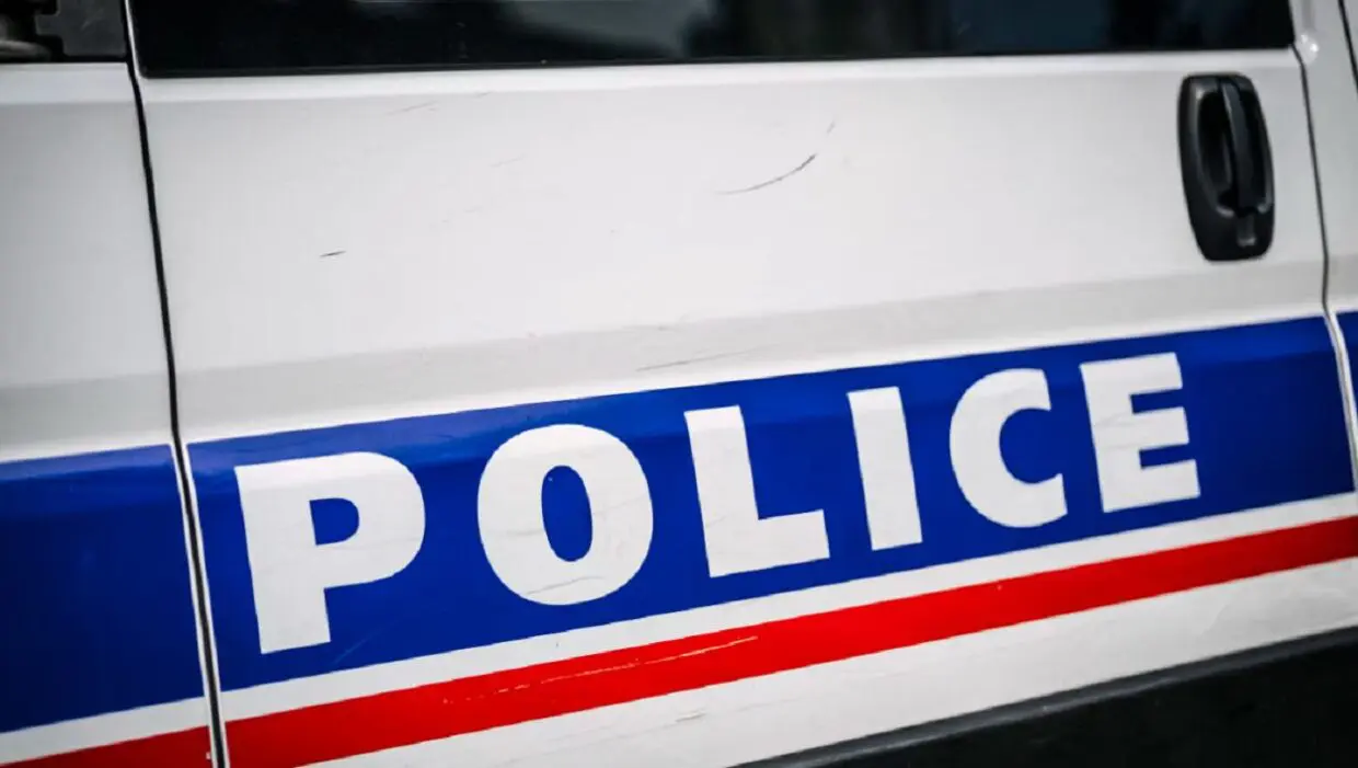 France : la police ouvre le feu sur une femme voilée menaçant de se faire exploser