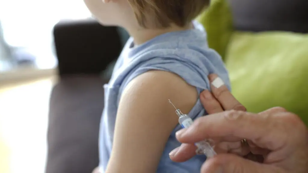 Calendrier de vaccination des enfants 2023 : un nouveau vaccin combiné ajouté