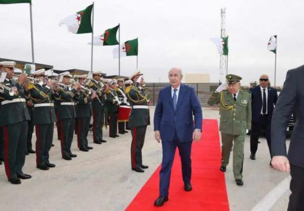 Tebboune atterrit à Tindouf pour une visite de travail