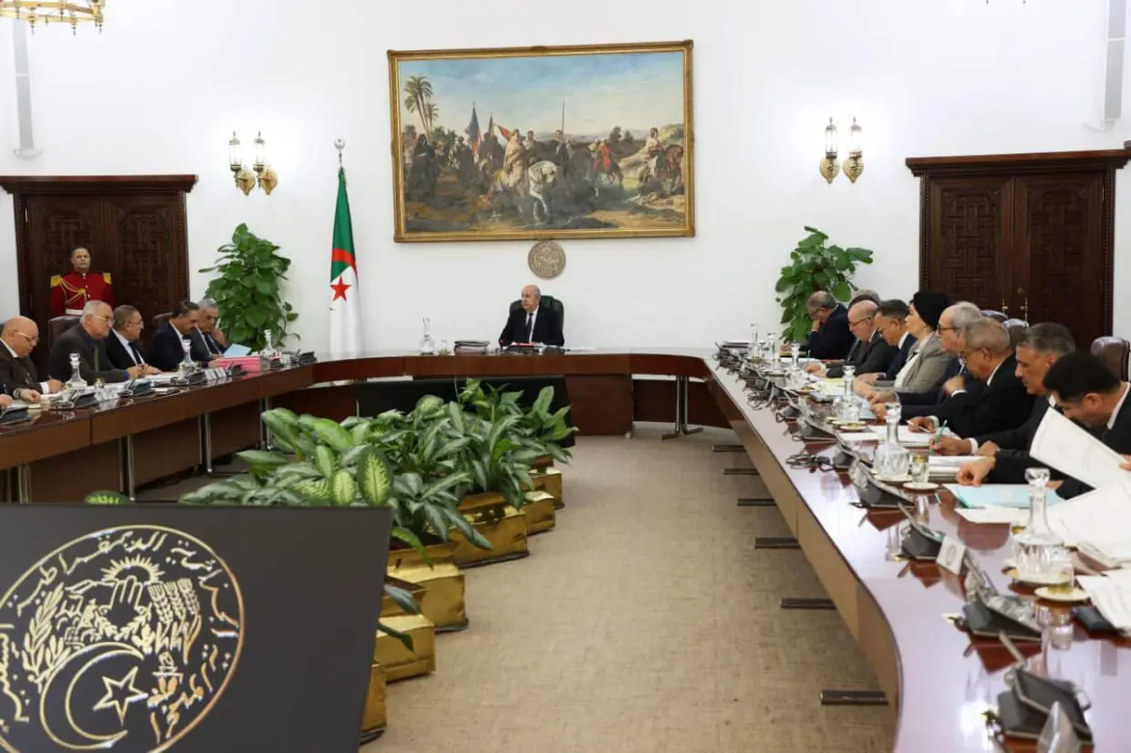 Ciment, raffinerie de Hassi Messaoud, dessalement d’eau de mer : instructions de Tebboune