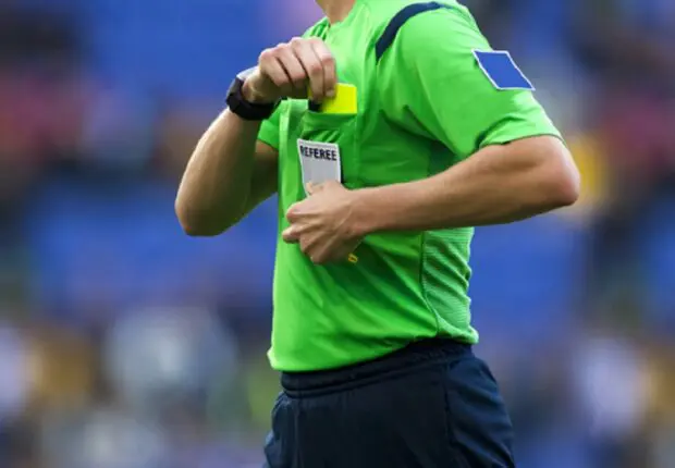 Un arbitre algérien lâchement agressé à Jijel (vidéo)