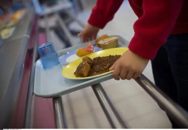 Un maire français refuse de servir un menu halal aux élèves : Gabriel Attal se dit choqué