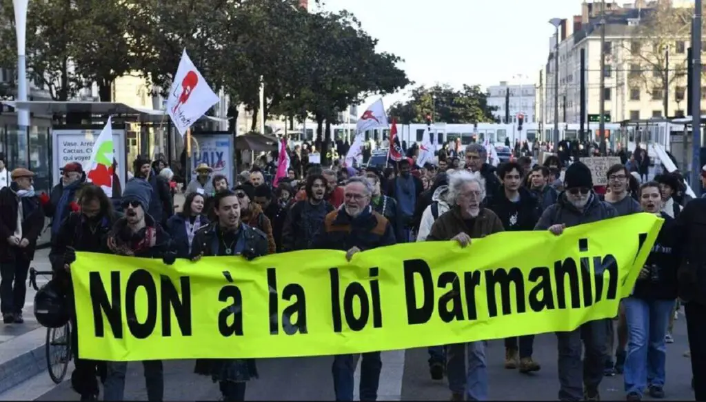 France : 5000 soignants demandent le retrait de la loi d&rsquo;immigration jugée « mortifère »