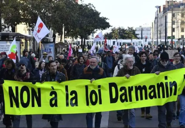 France : 5000 soignants demandent le retrait de la loi d’immigration jugée « mortifère »