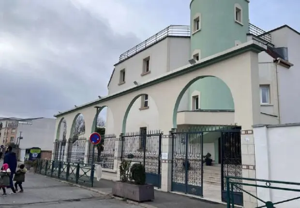 Le cadavre d’un sanglier accroché sur les grilles d’une mosquée en France