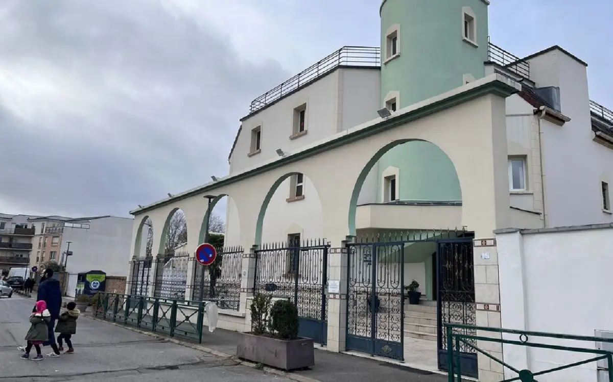 Le cadavre d’un sanglier accroché sur les grilles d’une mosquée en France