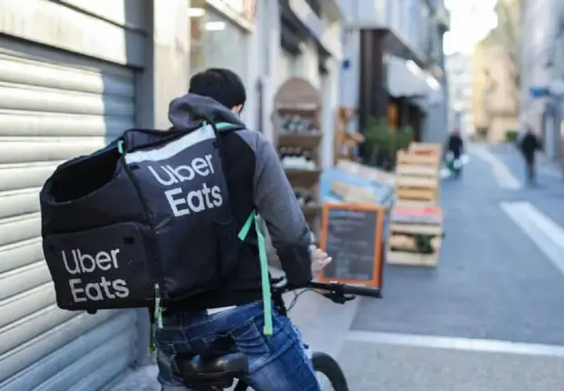 « Il n’y a aucun autre travail ici »: le calvaire d’un livreur algérien en France