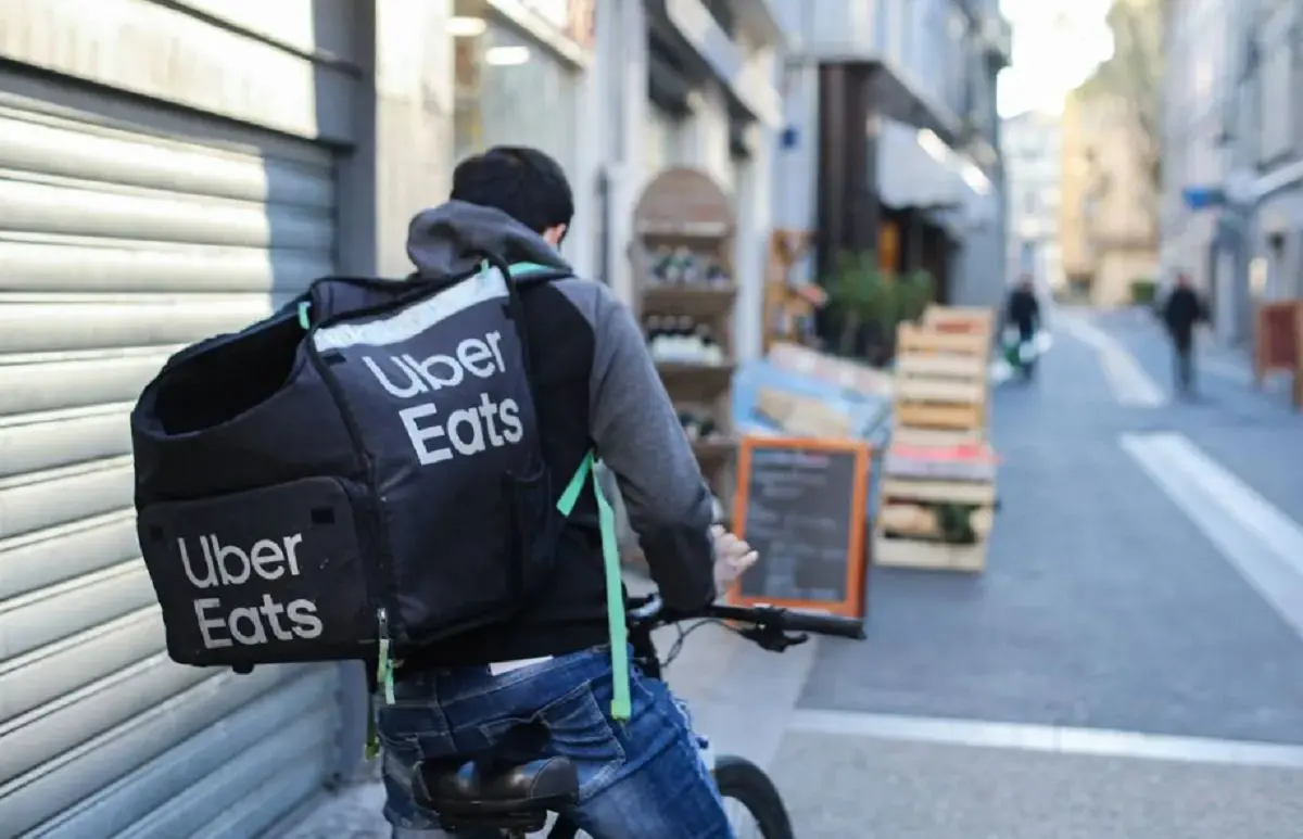 « Il n’y a aucun autre travail ici »: le calvaire d’un livreur algérien en France